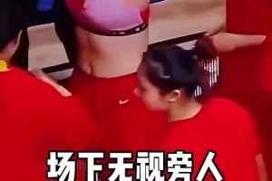 李梦多次在场边更换衣服，马甲线抢眼网友直呼霸气！